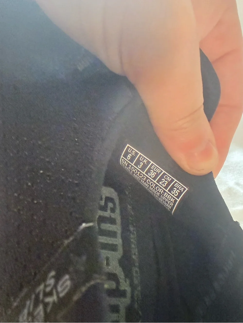 Skechers women’s All-Black Slip-On Athletic Sneakerssize 6